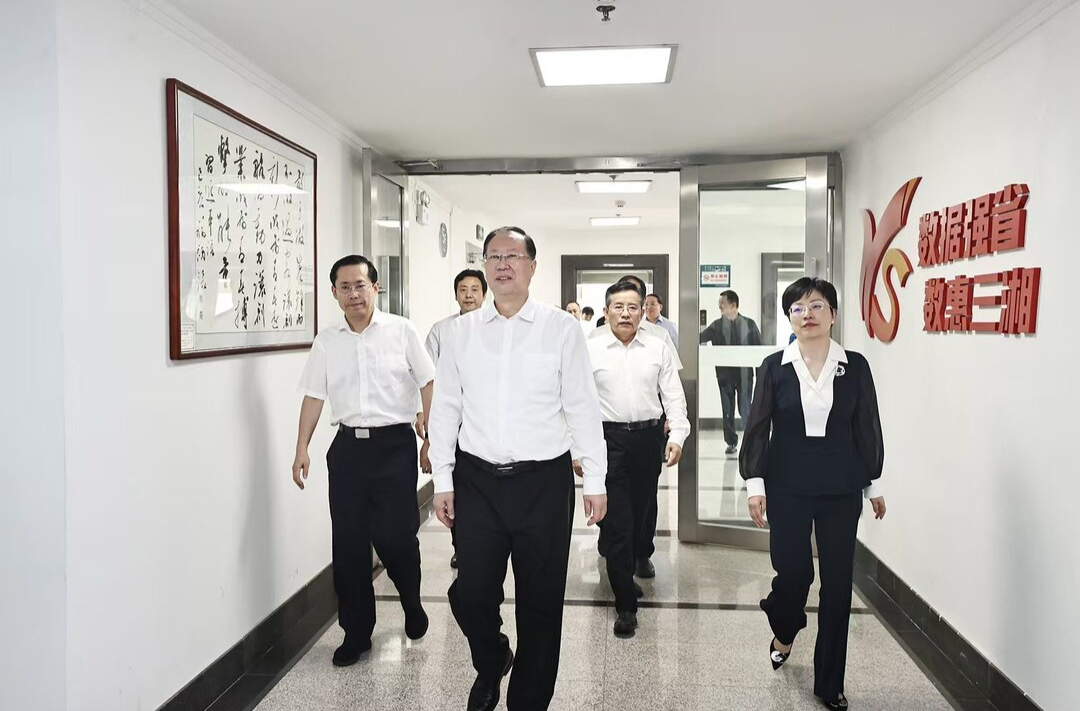 毛伟明在省数据局调研