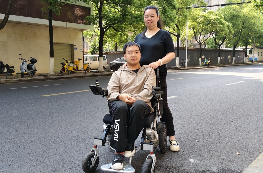 考研上岸，轮椅男生送给陪读妈妈最用心的礼物