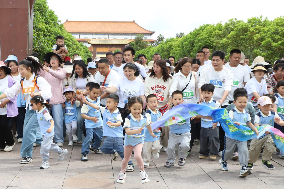 趣跑阅童年！龙山雨花幼儿园中班组亲子户外马拉松活力开跑