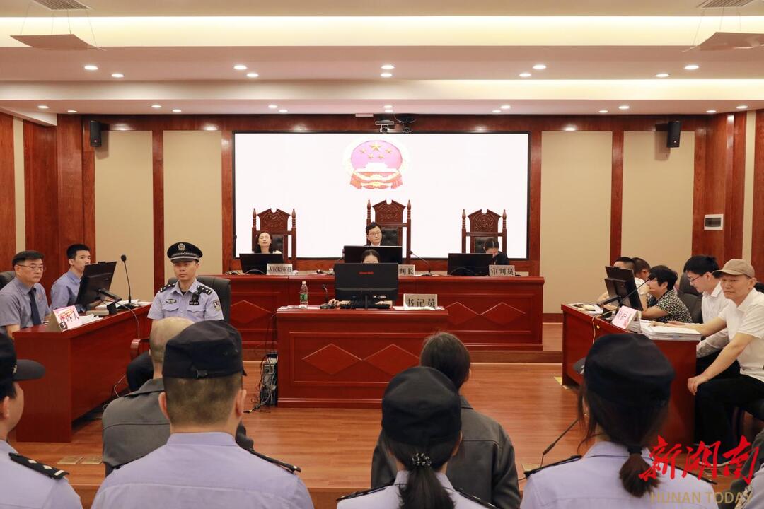 岳陽樓區(qū)法院公開開庭審理一起貪污、受賄案 