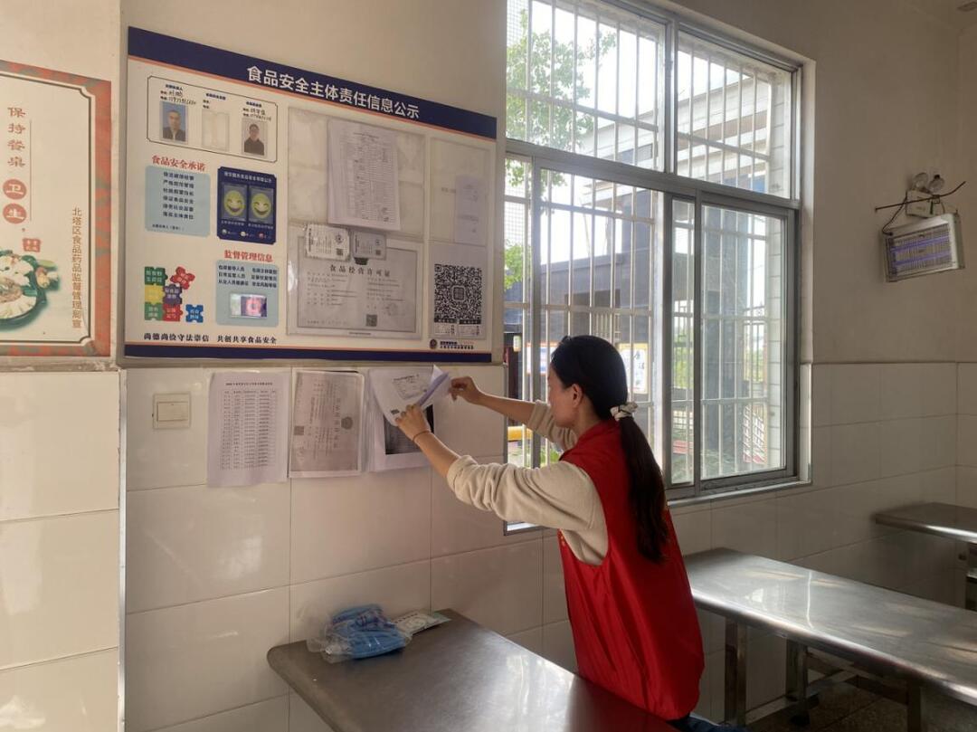 邵阳市北塔区茶元头小学：推行校园餐“家长帮厨制”