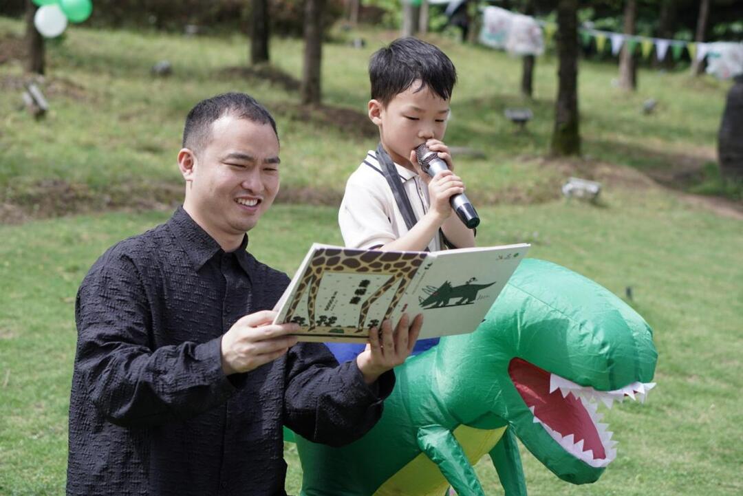 龙山县老干幼儿园开展阅读月春游活动