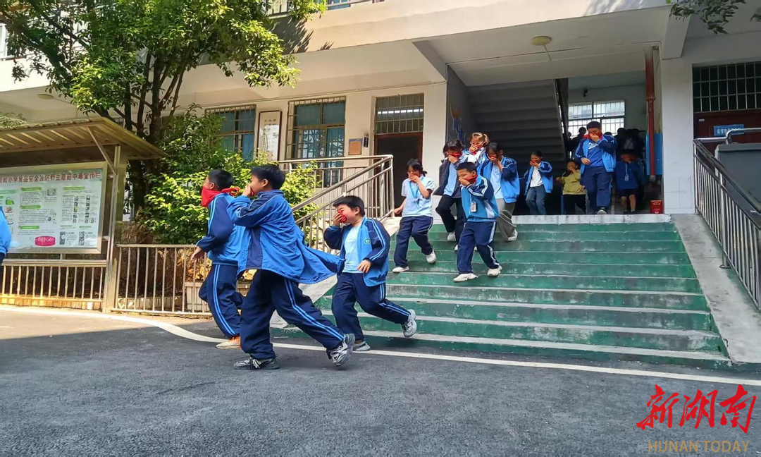 永州千秋岭小学举行消防应急疏散暨防溺水安全演练活动