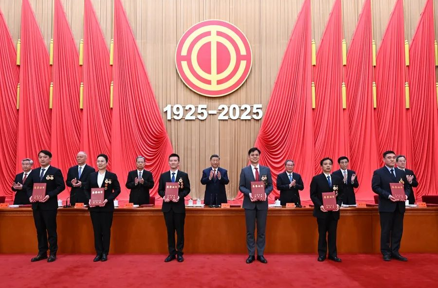 辛小湘 | 这场“劳动者”的高规格大会，哪些细节值得关注？