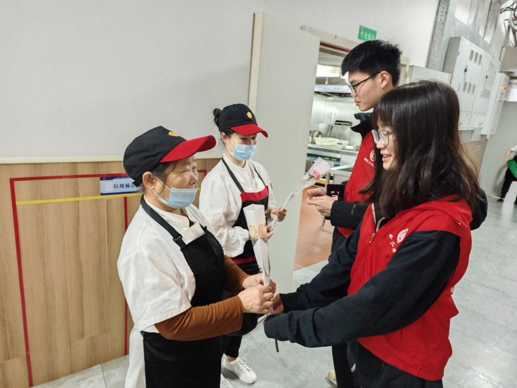 南华大学开展“鲜花赠劳，礼敬平凡”五一劳动节主题慰问活动