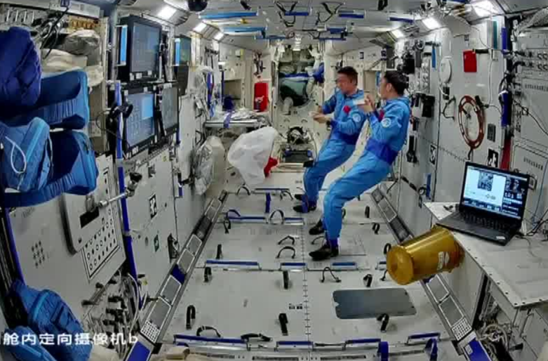 一边吃饭一边看直播 神二十航天员关注同事回地球啦