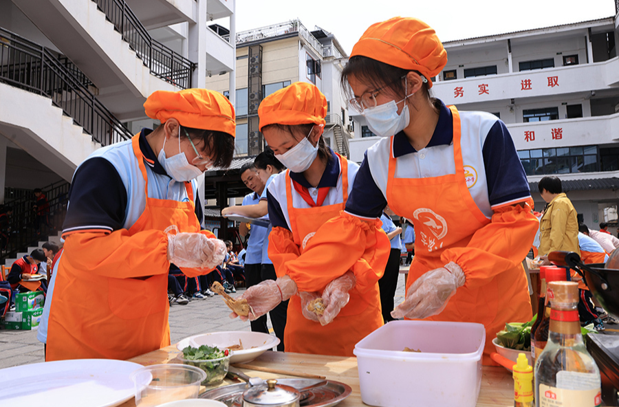 小学生比拼劳动技能