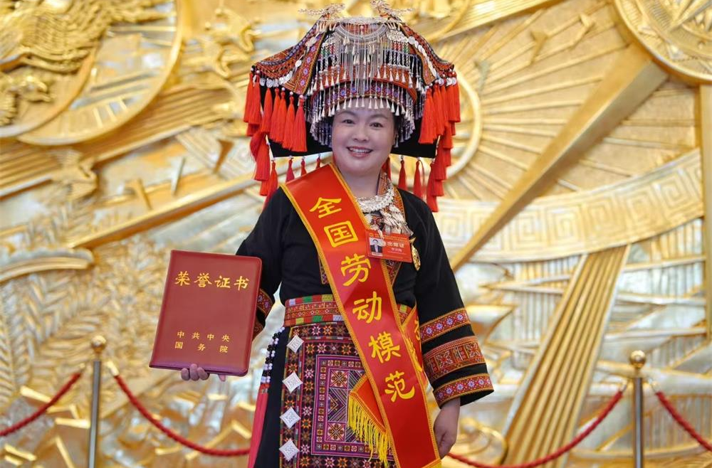 劳模风采丨一片好膜供全球——全国劳动模范、江华手机膜“女王”李洪梅的奋斗故事@湖南日报