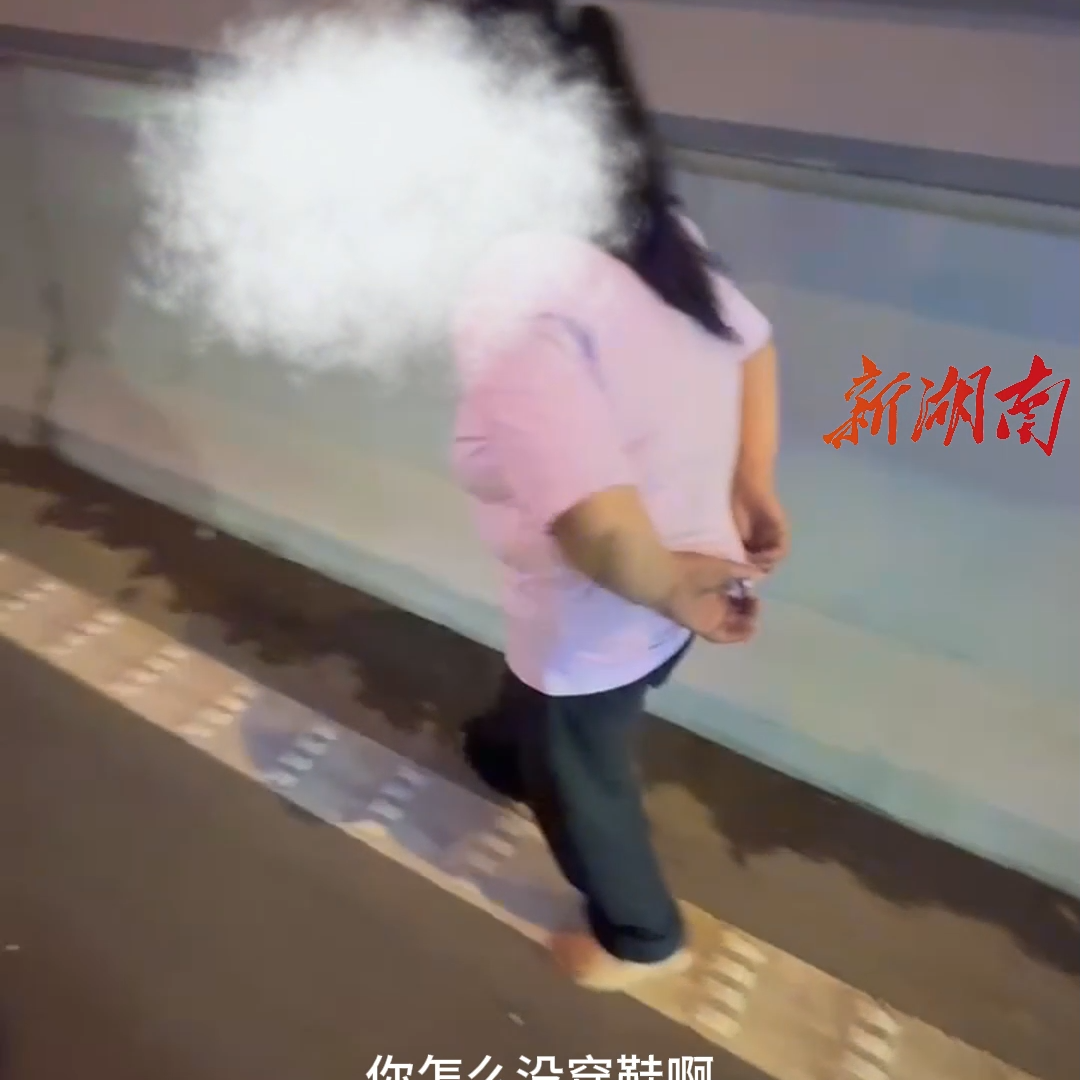 女子光脚高架上“散步”！交警赶忙接走