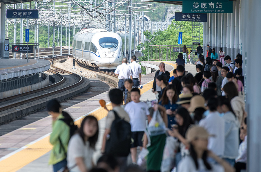 “五一”假期首日  铁路迎客流高峰