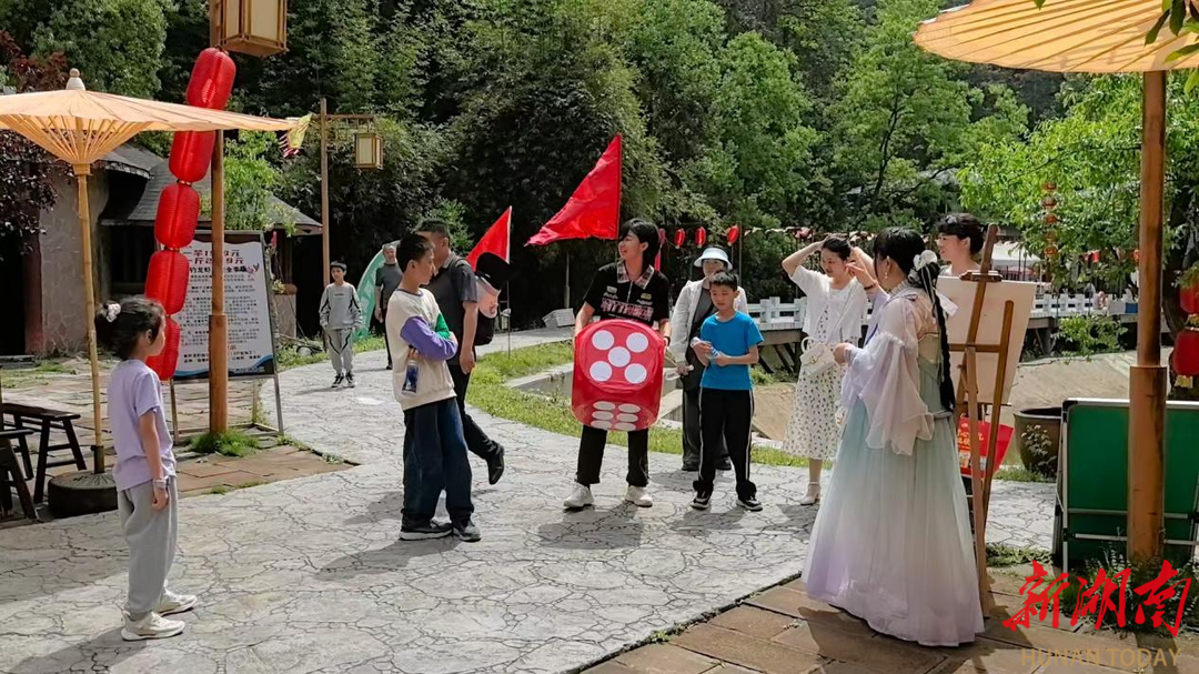 酒仙湖景区“真人古风大富翁”整活开玩