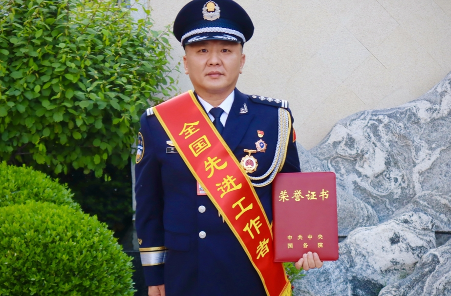致敬劳动者①｜这个民警有“法宝”！26载把湘渝黔边区治安干成全国样板