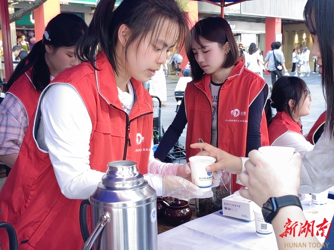 五一商圈“热”出圈！天心“满天星”志愿者暖心服务超圈粉