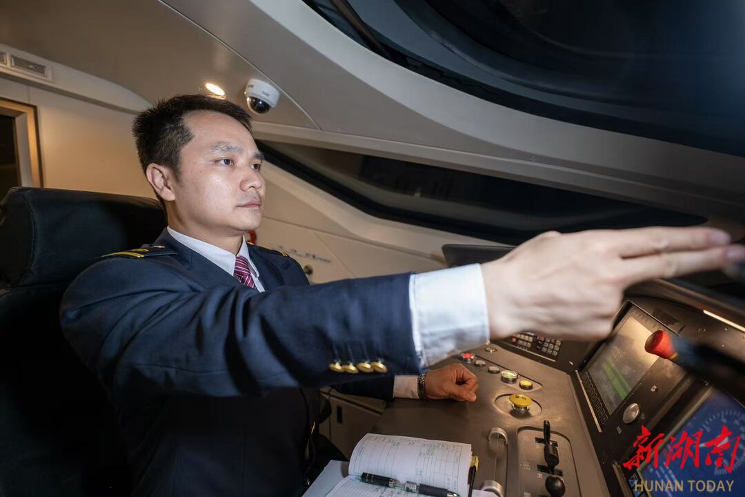 匠心守护中国速度——记全国劳动模范、高铁安全卫士潘辉