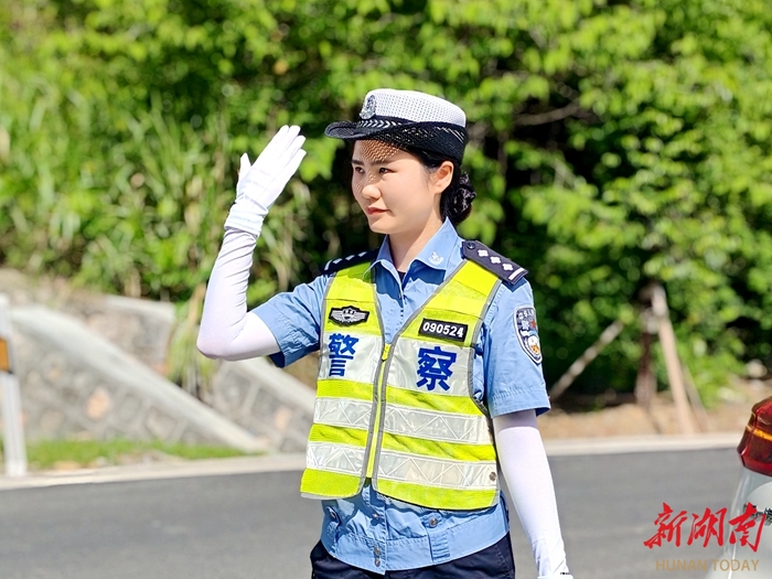 “五一”嗨游张家界⑥丨张家界交警一大队：警花们天门山下别样风景 飒爽英姿绽放芳华