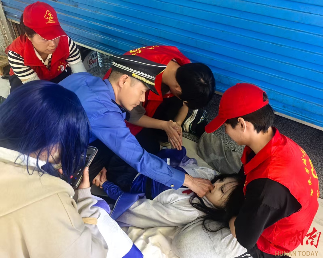 乘客突发疾病，娄底城管执法队员及时送医