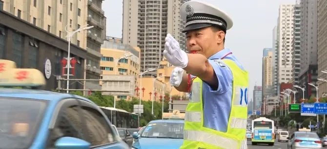 马路上的“五线谱”！长沙交警用细节守护城市脉搏