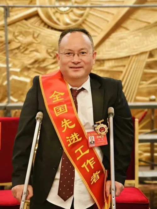 坚守山村学校30余年，湘潭残友李军荣获“全国先进工作者”称号