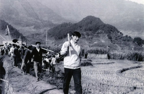 从50年前的这篇报道，感悟总书记的劳动本色