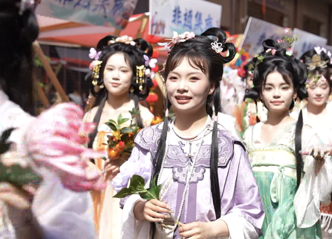 “五一”乐开“怀”⑭｜“花神”巡游、国潮互动、非遗演出……怀化年轻态“古色”吸引八方来客@湖南日报头版