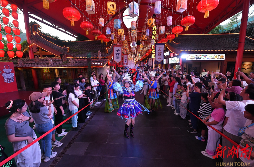 “五一”嗨游张家界㉕｜张家界千古情景区：穿越狂欢节 游人嗨翻天