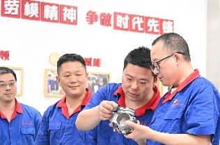 一习话·奋斗华章丨“用创造拥抱新时代，以奋斗铸就新辉煌”