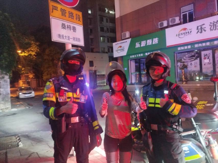 路遇游客摔倒，长沙特警快速援助