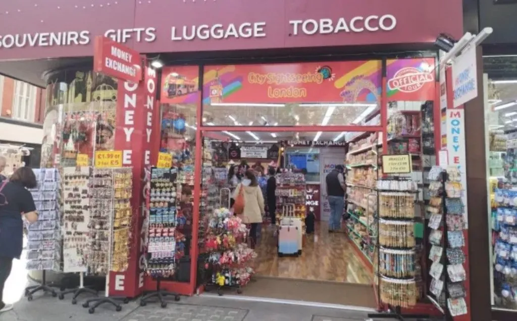 假日·奇事丨英国一糖果店有隐藏通道，游客给近9000元才能进去，里面都是假货