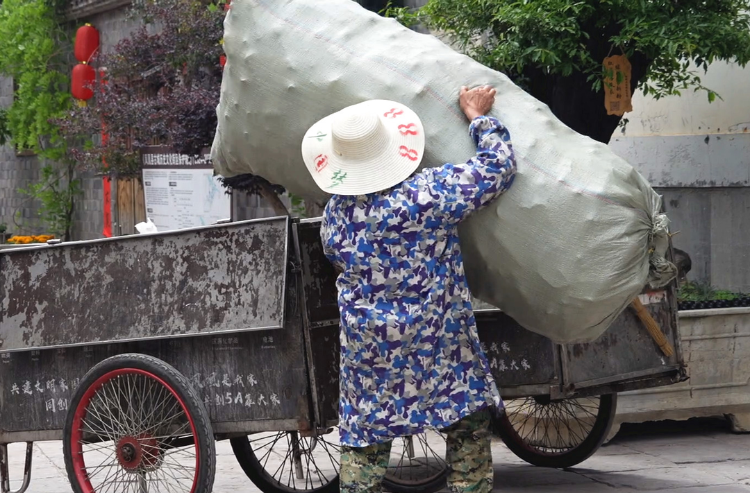 五一堅守不打烊！鳳凰420名環(huán)衛(wèi)工與志愿者守護古城“顏值”與溫度