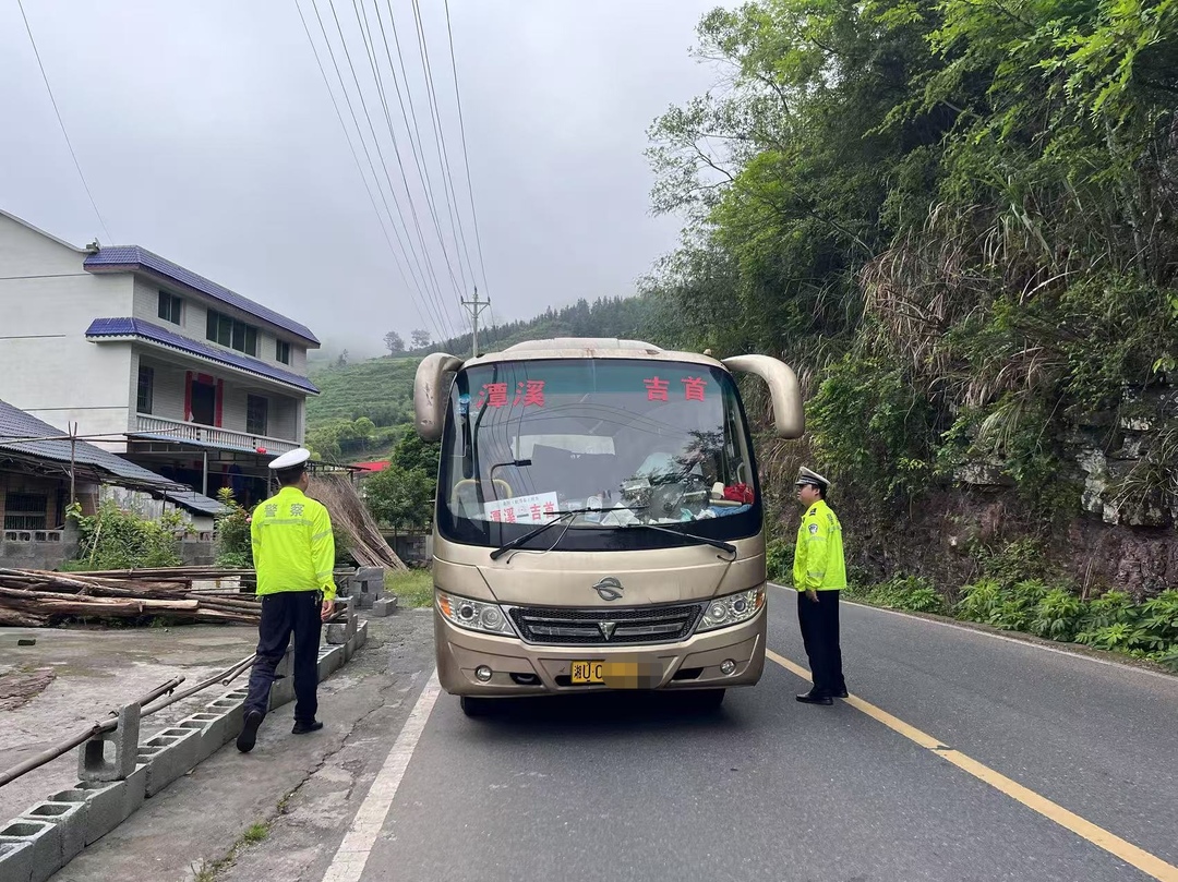 湘西公安交警24小時護航，全程守護旅途平安！