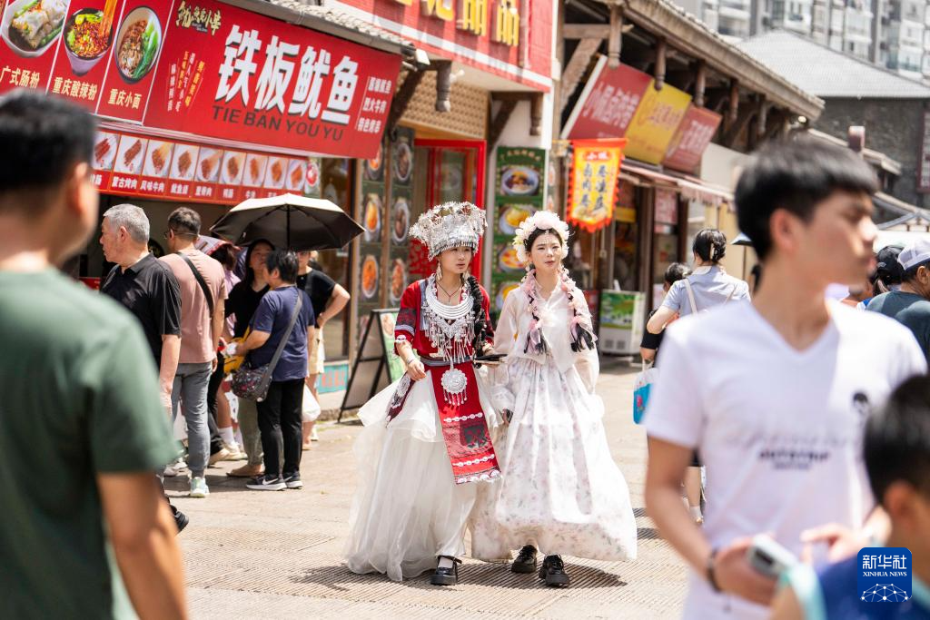 《新华每日电讯》推介 | 热衷“City Walk”的年轻人