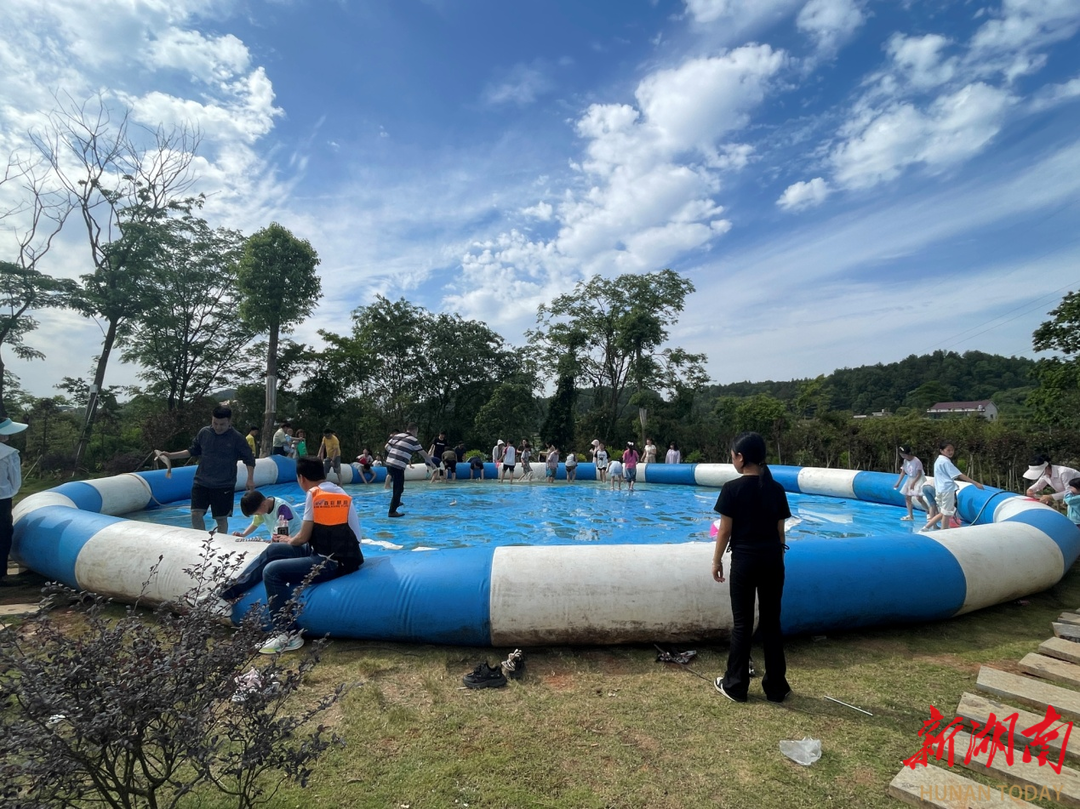 杏子铺镇水府庙景区火爆 游客畅赏诗和远方