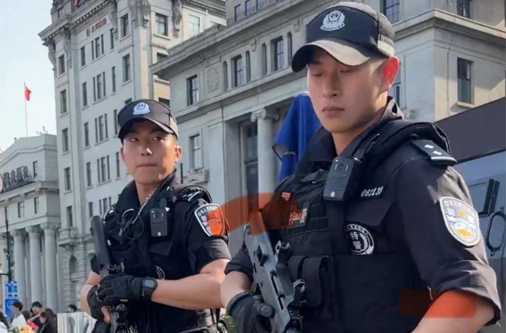 安全感满满！游客与执勤特警合影获友好回应、亲切配合