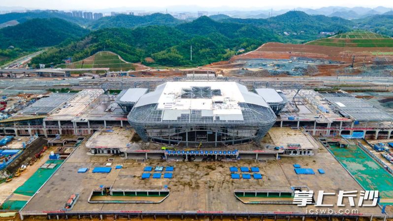 长沙西站建设者“五一”不停工