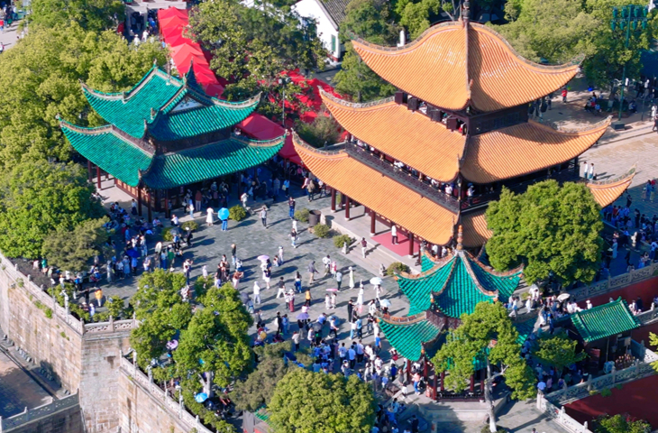 好评中国丨“假日经济”热浪奔涌，湖湘文旅领潮出圈