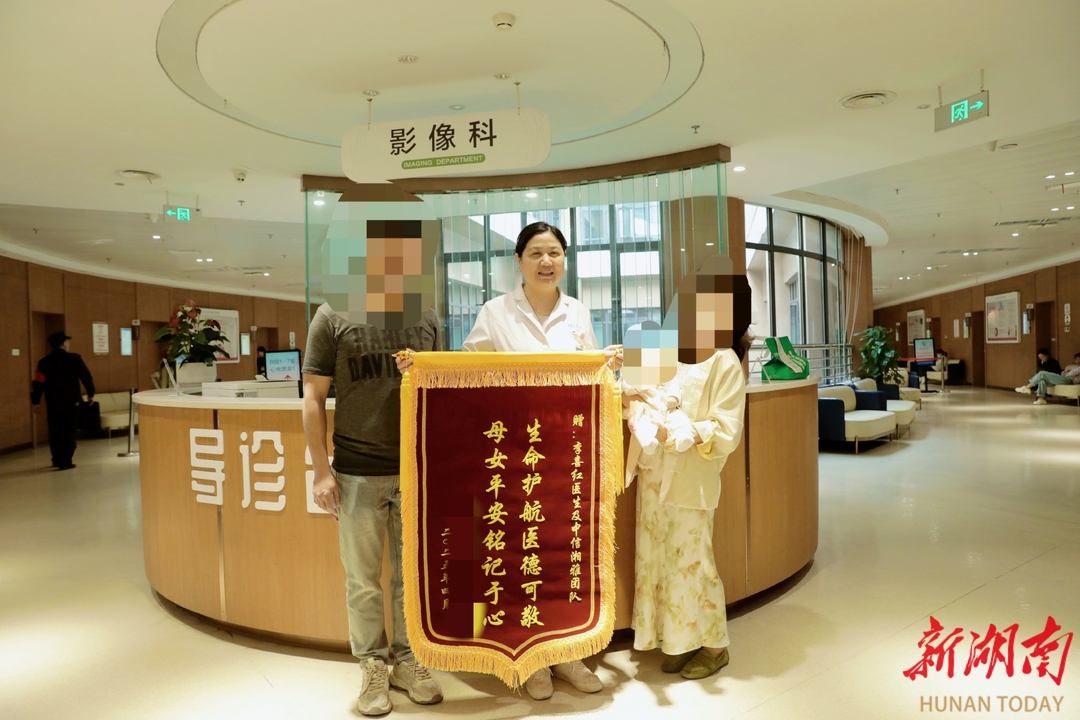 “感恩宝宝”现身候诊区 背后故事暖人心