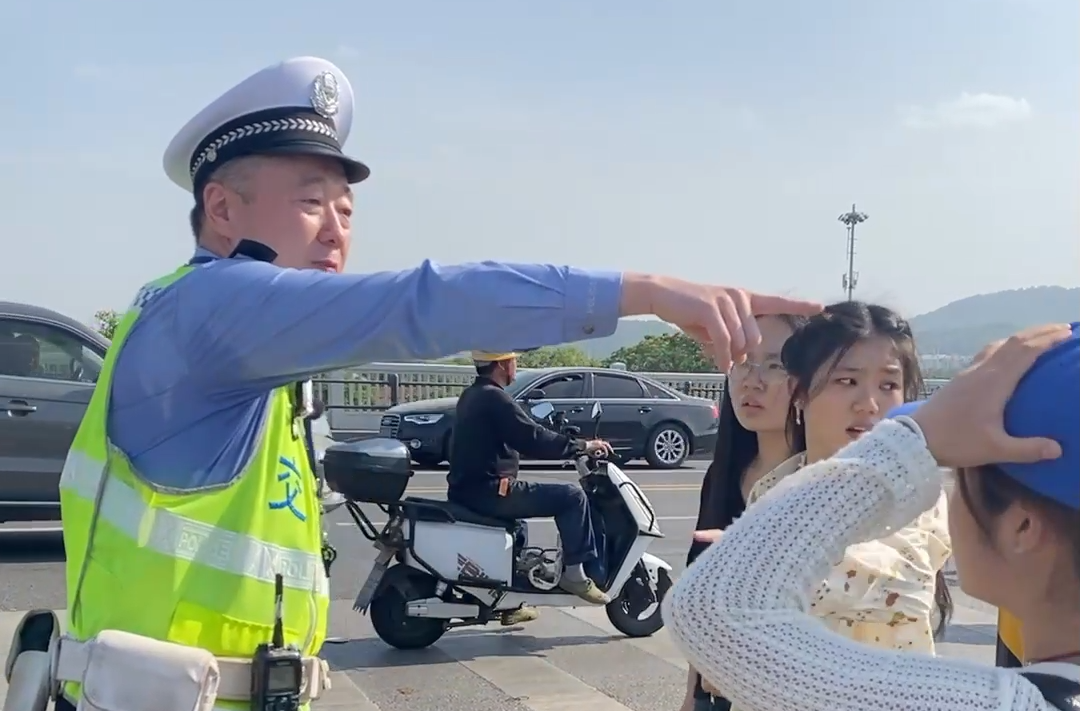 五一假期橘子洲大桥上的“人形问路机”