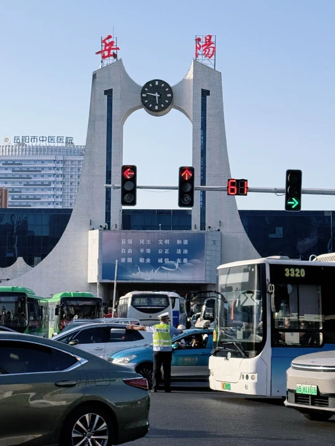 共赴旅发盛会•五一江湖相“岳”㊷ | 筑牢假日安全防线！岳阳公安为游客、市民护航