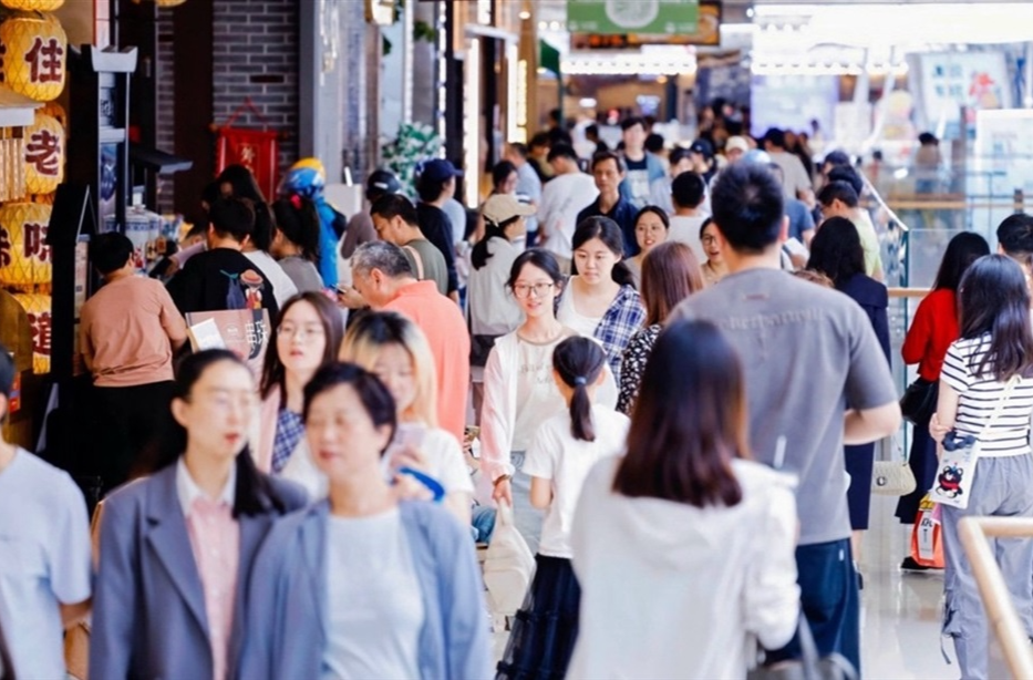 “五一”假日上海线上线下共计消费达594.6亿元， 同比增长13.1%