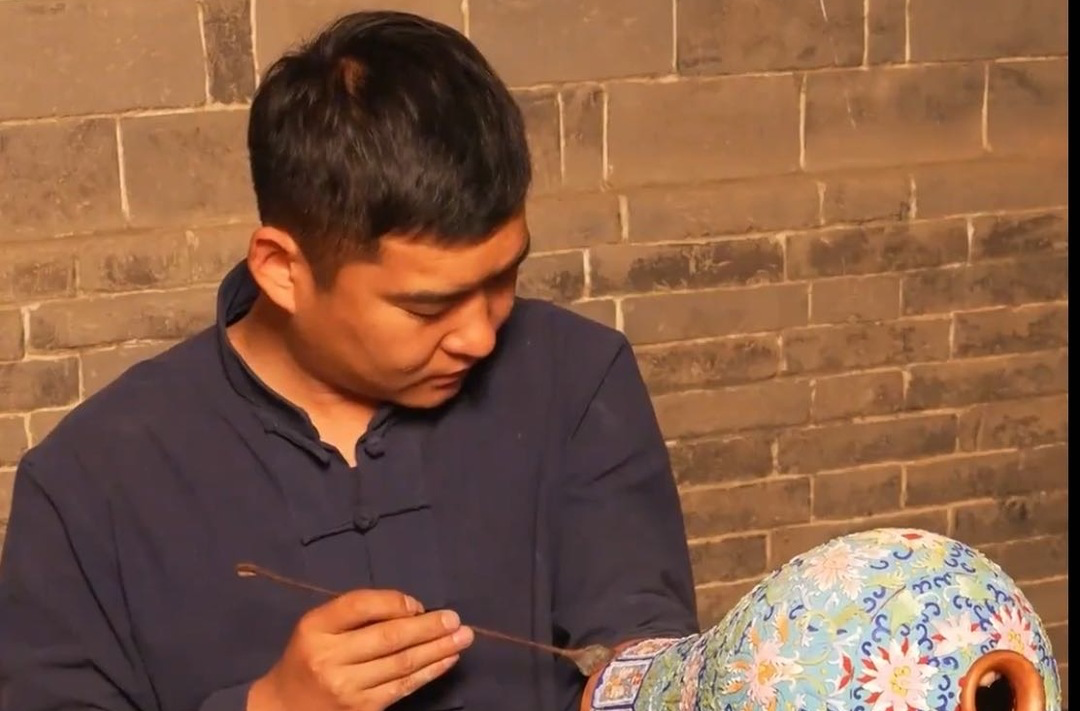 什么是“铜胎掐丝珐琅”？来看景泰蓝制作全过程