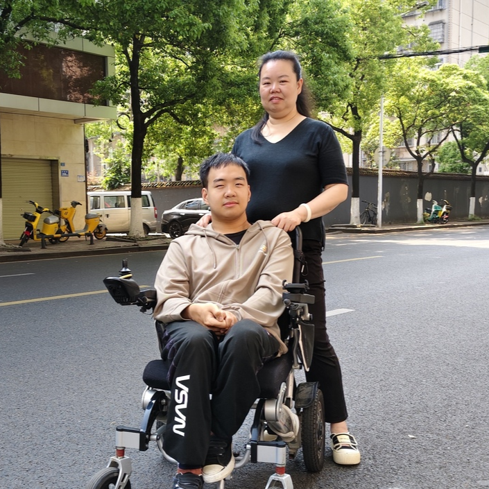 考研上岸，轮椅男生送给陪读妈妈最用心的礼物