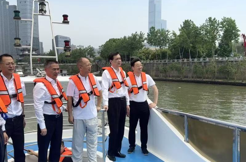 周海兵督导检查防汛备汛并开展巡河