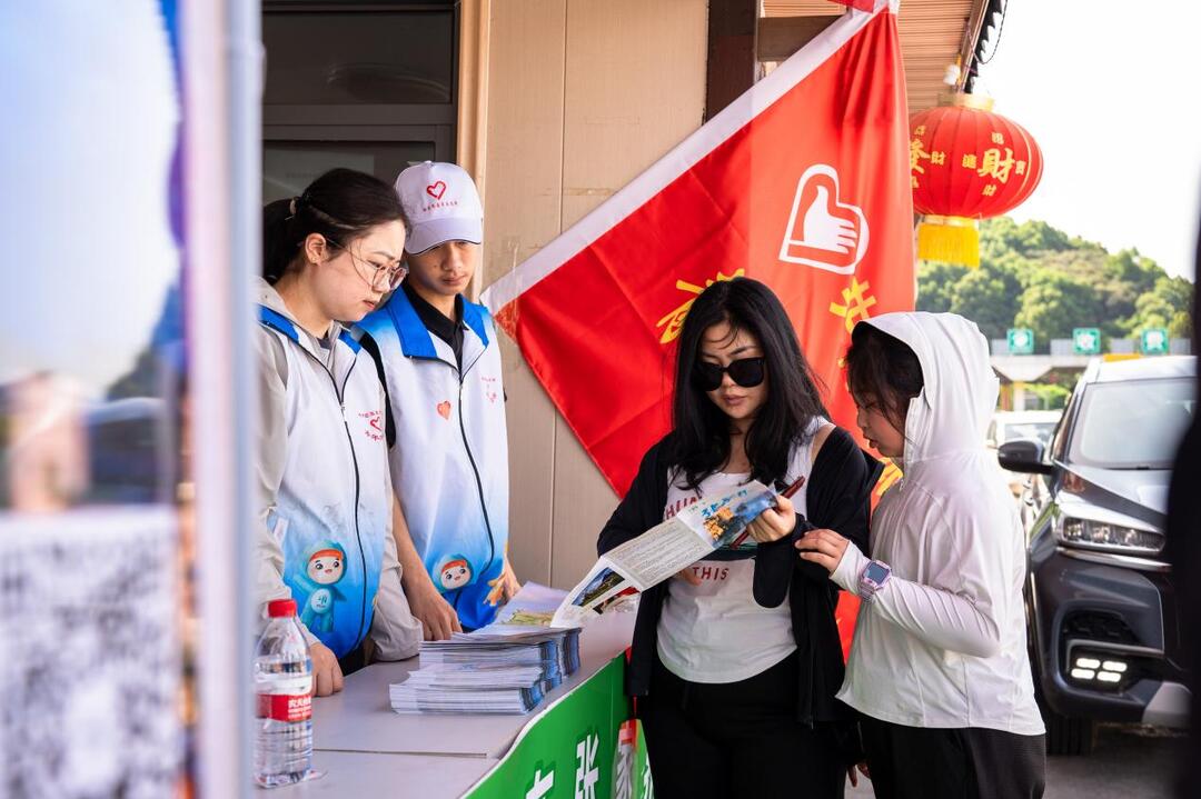 共青团慈利县委：暖心服务 用“志愿”致敬“劳动”