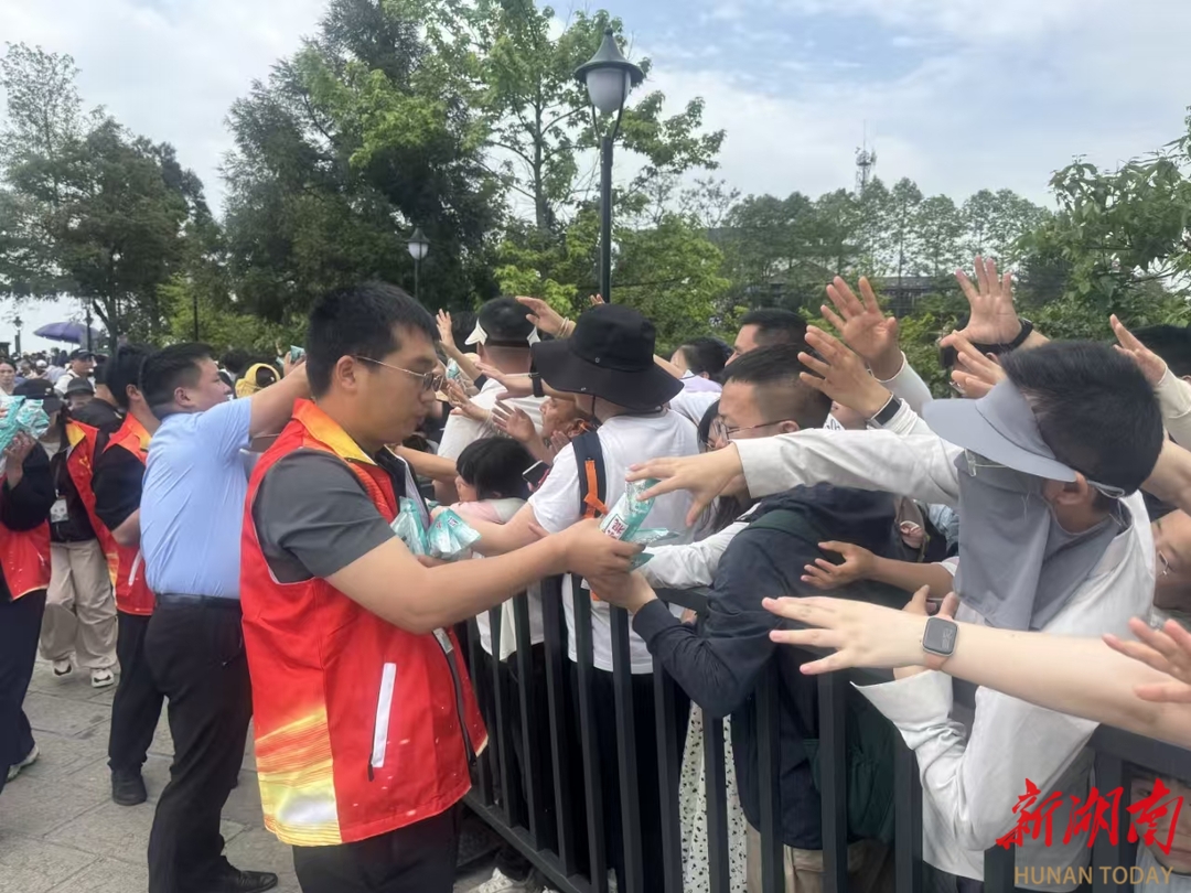 张家界市武陵源旅游产业发展有限公司交上“五一”接待圆满答卷 
