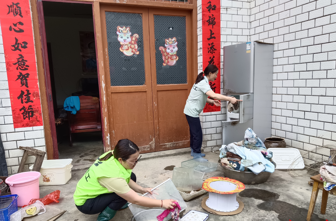 暴雨突袭致残障家庭进水 萤火社工紧急驰援暖人心