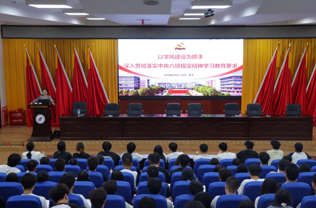 湖南化工职业技术学院校长隆平为化学工程学院入党积极分子上党课