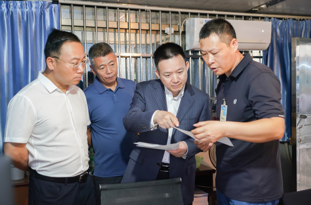 何朝晖督导调研大气污染防治工作