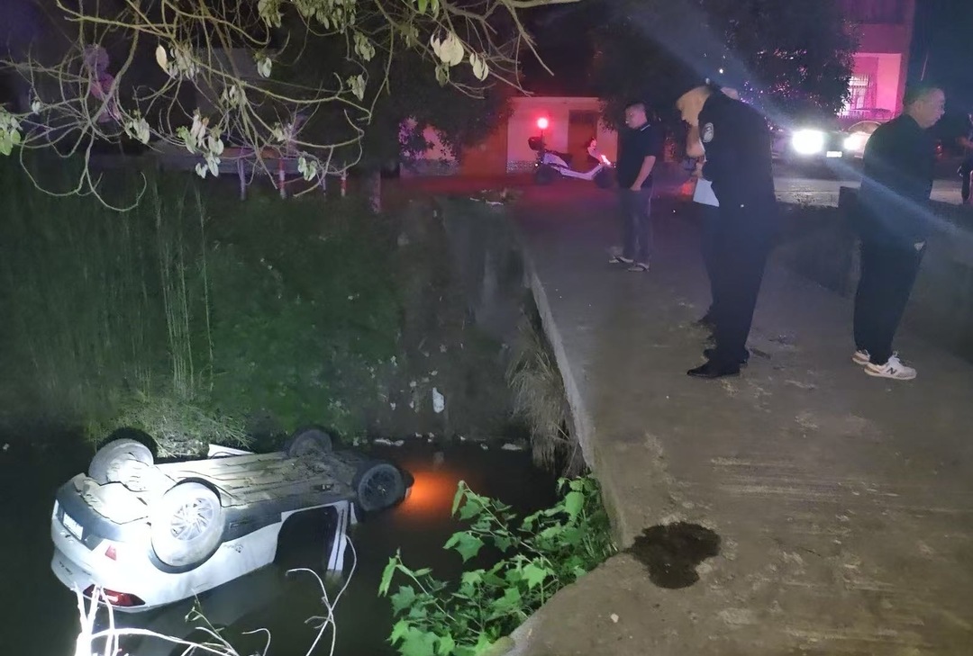 桃江15岁少年深夜报警合力救出3人！获救者家属送锦旗：没有他，后果不敢想……