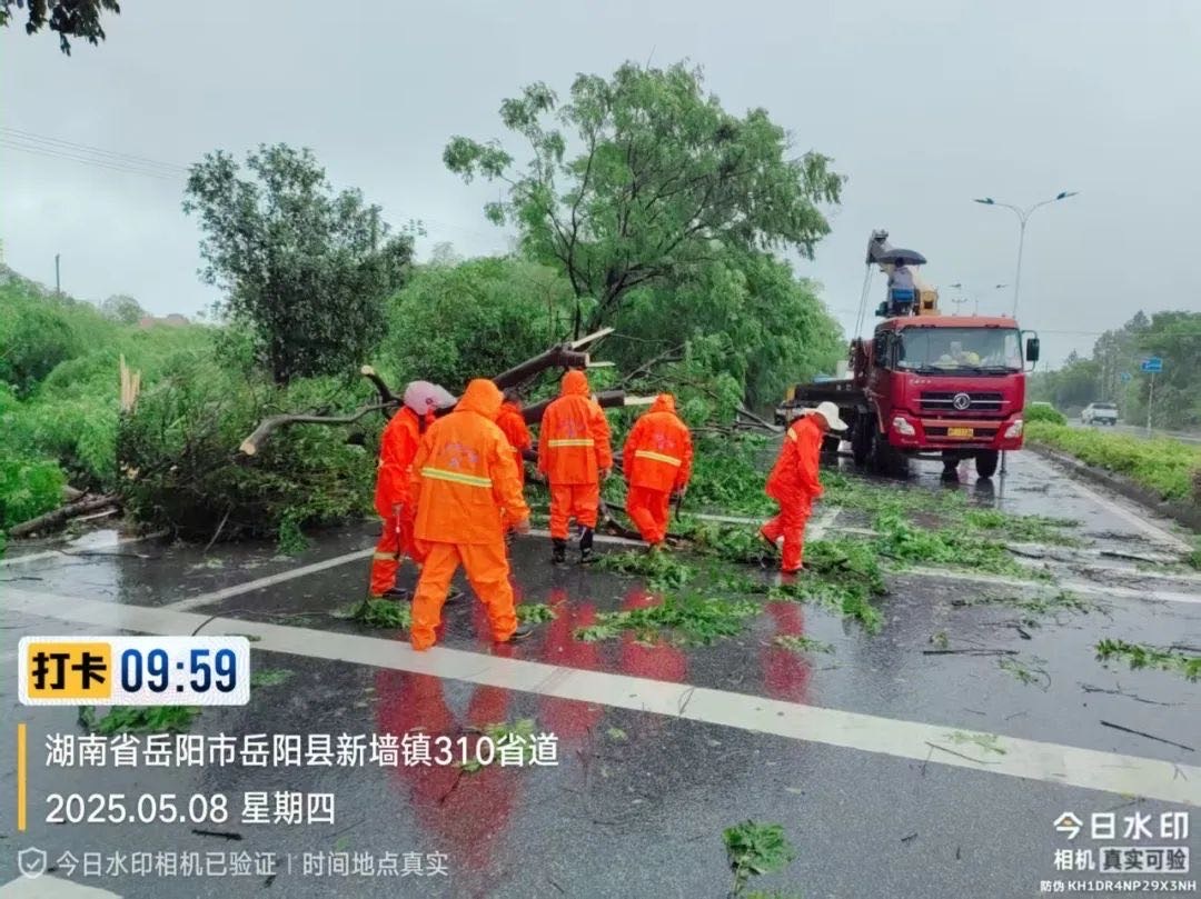 岳阳县这场大雨中，他们的身影令人心安...