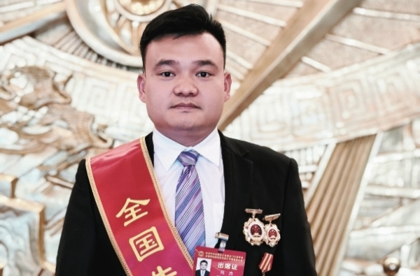 时代脊梁丨向杰：“钢铁裁缝”手艺高